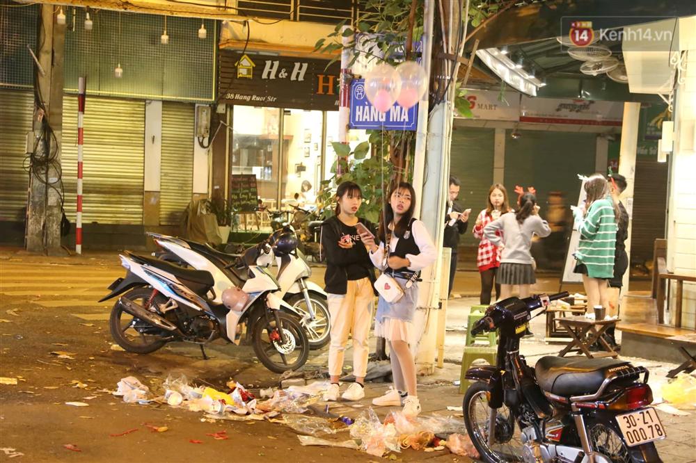 Khu vực hồ Gươm ngập trong biển rác sau đêm Giáng sinh, công nhân môi trường trắng đêm dọn dẹp-2