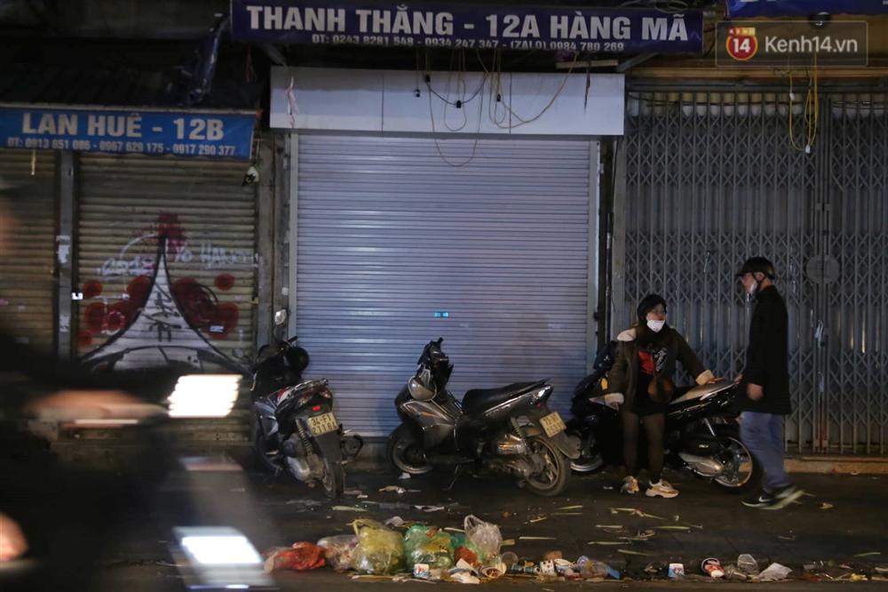 Khu vực hồ Gươm ngập trong biển rác sau đêm Giáng sinh, công nhân môi trường trắng đêm dọn dẹp-3