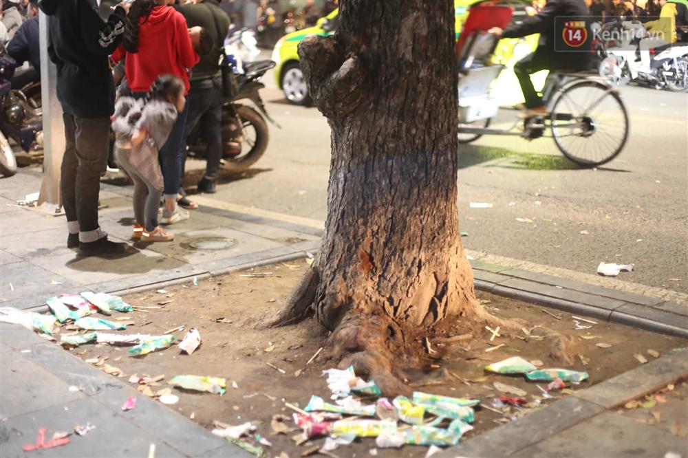 Khu vực hồ Gươm ngập trong biển rác sau đêm Giáng sinh, công nhân môi trường trắng đêm dọn dẹp-5