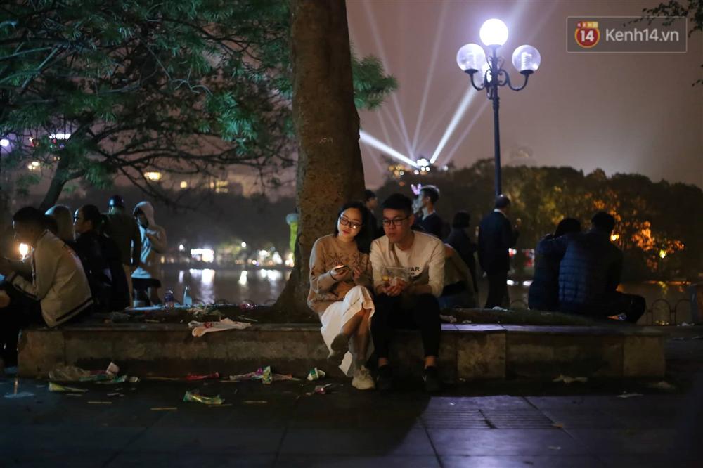 Khu vực hồ Gươm ngập trong biển rác sau đêm Giáng sinh, công nhân môi trường trắng đêm dọn dẹp-6