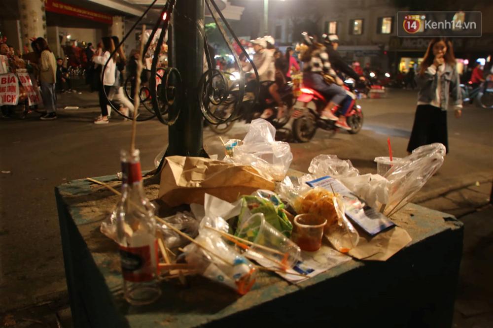 Khu vực hồ Gươm ngập trong biển rác sau đêm Giáng sinh, công nhân môi trường trắng đêm dọn dẹp-7