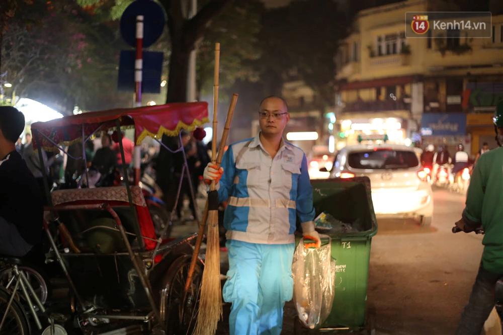 Khu vực hồ Gươm ngập trong biển rác sau đêm Giáng sinh, công nhân môi trường trắng đêm dọn dẹp-11