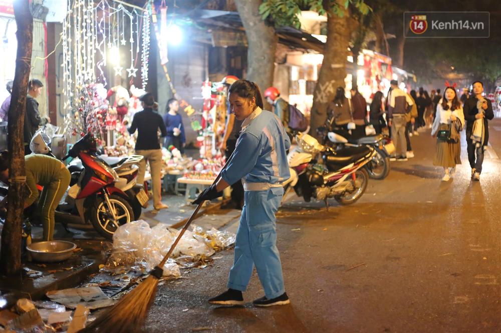 Khu vực hồ Gươm ngập trong biển rác sau đêm Giáng sinh, công nhân môi trường trắng đêm dọn dẹp-9