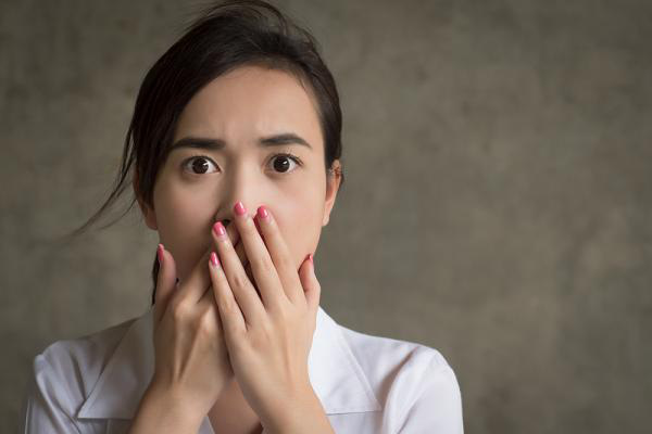 Gặp chồng dẫn người tình đi mua đồ lót, vợ ngoắc tay gọi nhân viên ra nói 2 câu mà đôi chim câu” tái mặt mỗi người 1 hướng bỏ chạy-1