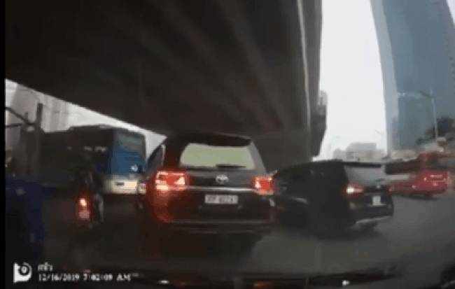 Tài xế gắn thiết bị thay đổi biển số từ trắng sang xanh vì muốn được nhường đường-1