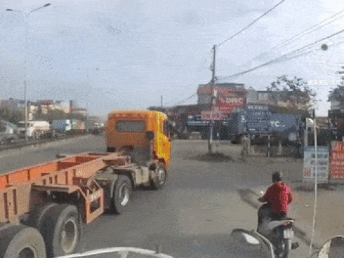 Lao vào gầm xe container, tài xế xe máy may mắn thoát chết thần kỳ