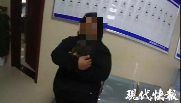 Nhân viên vệ sinh bị chủ nhân chú chó bắt phải cúi đầu xin lỗi vì đụng trúng con vật-2