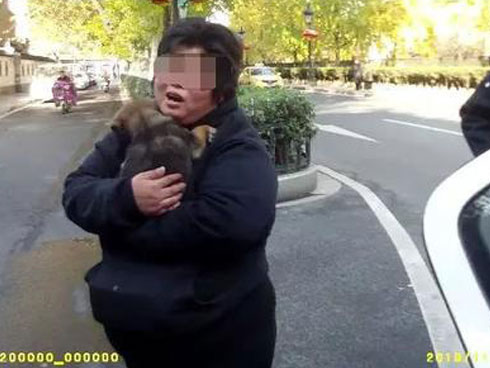 Chú chó giằng co áo kéo lê làm ngạt thở cô gái, ngỡ tai nạn đẫm máu kinh hoàng nhưng sự thật không như mọi người nghĩ-6