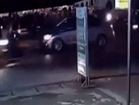 Xe máy chạy ngược chiều, húc vào đầu ôtô tải