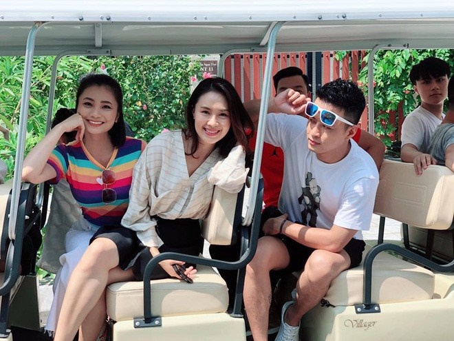 Những hình ảnh không có trên phim của Khuê Hoa hồng trên ngực trái-3