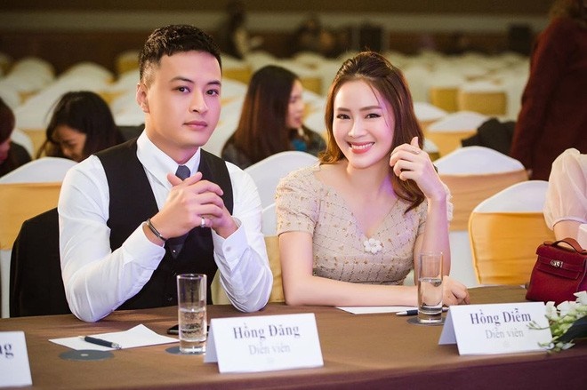 Những hình ảnh không có trên phim của Khuê Hoa hồng trên ngực trái-4