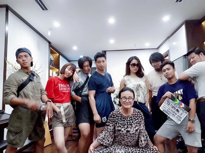 Những hình ảnh không có trên phim của Khuê Hoa hồng trên ngực trái-9