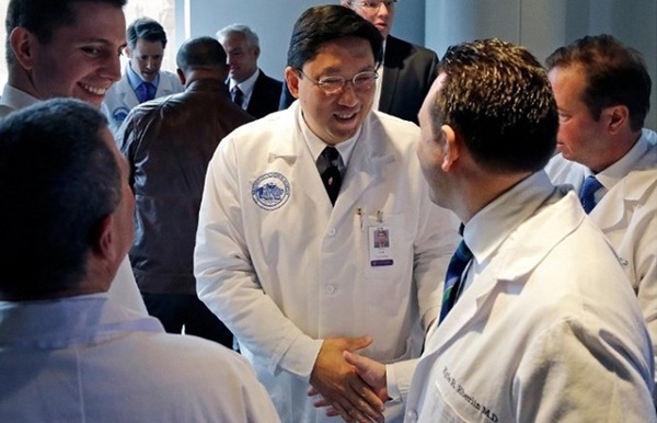 Thiếu tinh hoàn bẩm sinh, em song sinh hiến một bên cho anh trai-1