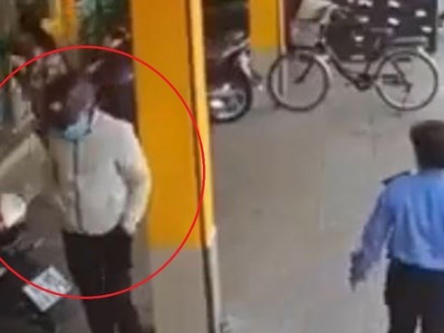Tên trộm định cuỗm xe máy ngay trước mặt bảo vệ cửa hàng