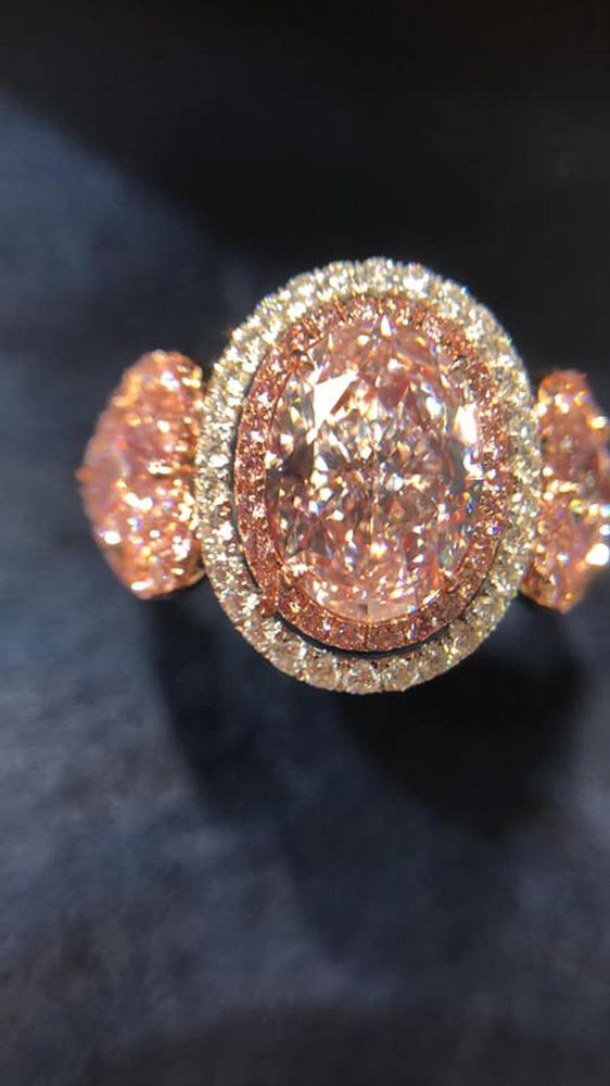 Hoa hậu Thu Hoài được bạn trai kém 10 tuổi quỳ gối cầu hôn tại Mỹ sau hơn 4 năm, nhẫn đính ước khủng gây choáng-5