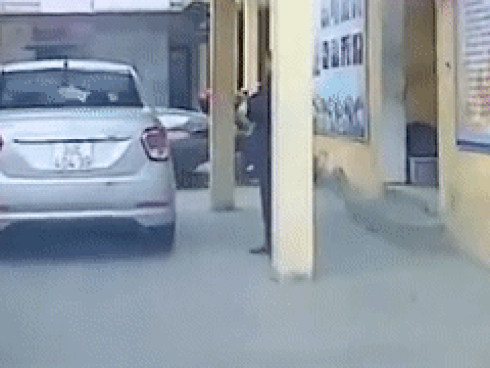 Đạp nhầm chân ga, nữ tài xế lái ôtô đâm vào nhà dân-1