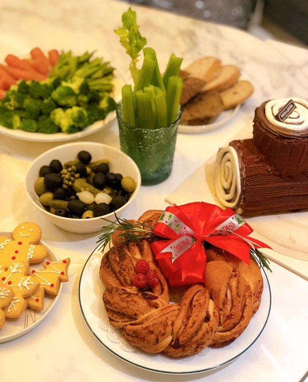 Đại tiệc nhà sao Việt đêm Giáng sinh: Ngọc Lan vui vẻ vào bếp sau ly hôn-17