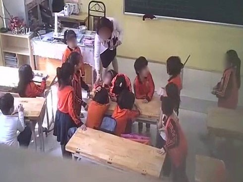 Phụ huynh làm đơn nói cô giáo ở Thủ đô đánh, giật tóc, xé vở, đạp vào bụng trẻ