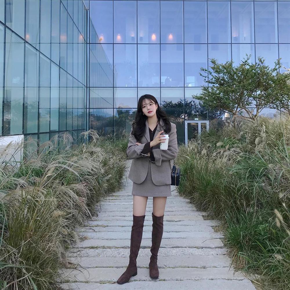 Trời Đông nắng tưng bừng, chân váy ngắn là ngôi sao” bạn không thể bỏ lỡ và 4 cách diện hack tuổi hack dáng đỉnh cao-14