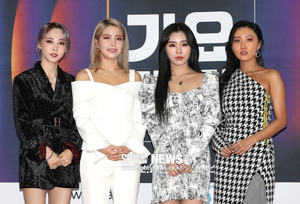 Sự kiện kinh hoàng nhất hôm nay: BTS và dàn idol trượt ngã liên hoàn, người kêu thất thanh ở thảm đỏ, người gãy cả xương-6