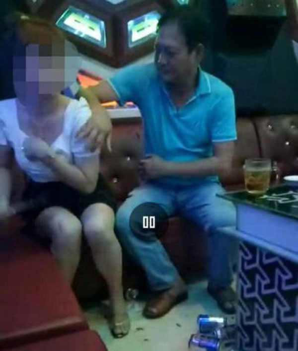 Đắk Lắk: Phó Bí thư Huyện ủy nói gì về clip sờ ngực nữ tiếp viên ở quán karaoke?-1