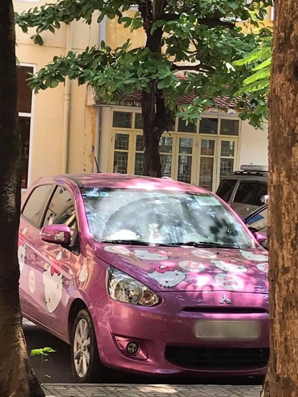 Cô giáo NEU chơi lớn với ô tô màu hồng đầy hình Hello Kitty, bên trong tràn ngập gấu bông: Hóa ra tất cả đều vì con gái-1