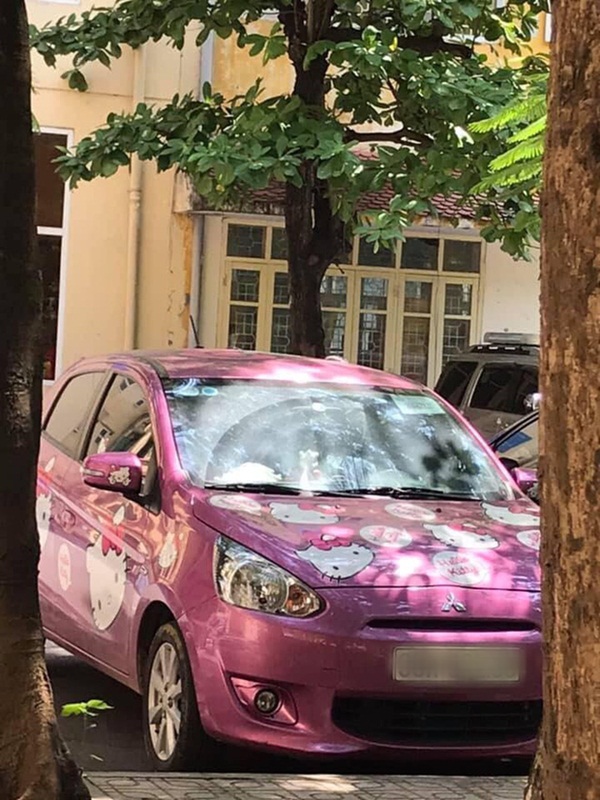 Cô giáo NEU chơi lớn với ô tô màu hồng đầy hình Hello Kitty, bên trong tràn ngập gấu bông: Hóa ra tất cả đều vì con gái-1