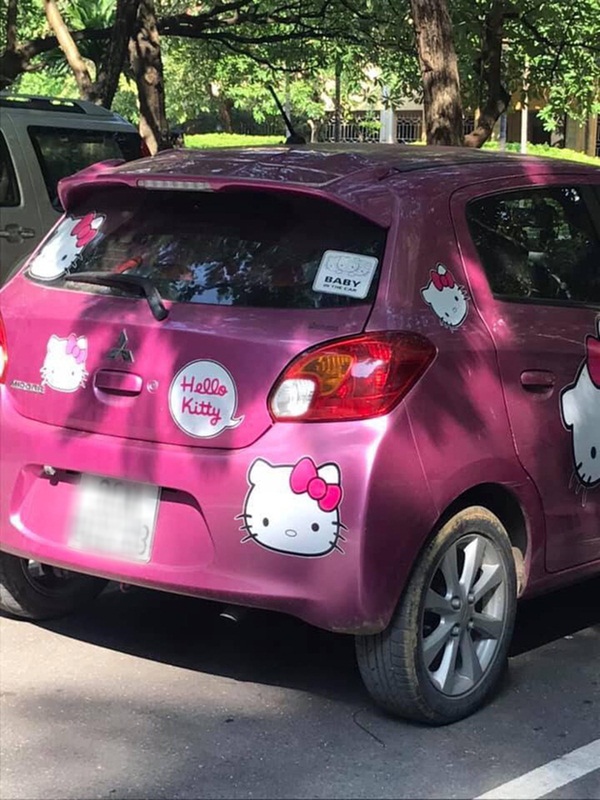 Cô giáo NEU chơi lớn với ô tô màu hồng đầy hình Hello Kitty, bên trong tràn ngập gấu bông: Hóa ra tất cả đều vì con gái-2