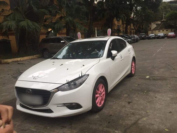 Cô giáo NEU chơi lớn với ô tô màu hồng đầy hình Hello Kitty, bên trong tràn ngập gấu bông: Hóa ra tất cả đều vì con gái-3