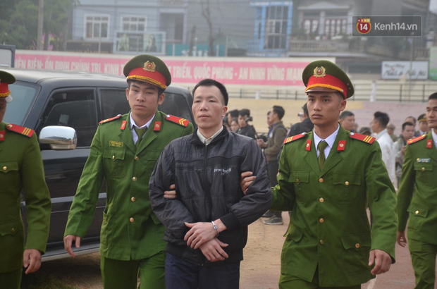 Xét xử vụ nữ sinh giao gà bị sát hại: Bùi Thị Kim Thu run lẩy bẩy đứng trước vành móng ngựa, liên tục kêu oan-30