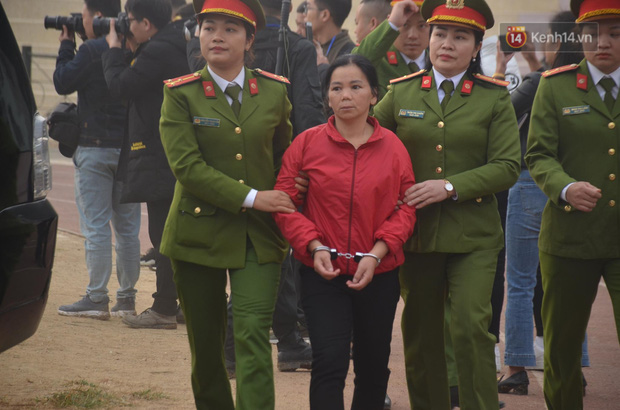 Xét xử vụ nữ sinh giao gà bị sát hại: Bùi Thị Kim Thu run lẩy bẩy đứng trước vành móng ngựa, liên tục kêu oan-27