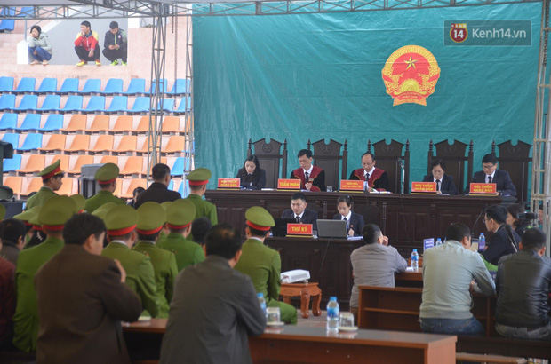 Xét xử vụ nữ sinh giao gà bị sát hại: Bùi Thị Kim Thu run lẩy bẩy đứng trước vành móng ngựa, liên tục kêu oan-20