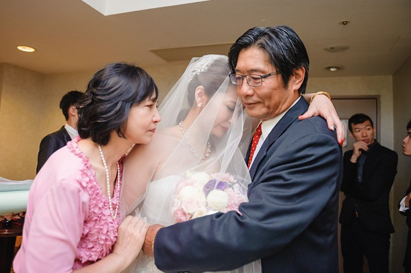 Khinh thông gia nghèo nên ngày cưới nhà trai chỉ mang đúng 1 tráp lễ tới xin dâu để rồi choáng váng nghe nhà gái thông báo: Trai gái như nhau, cưới tôi đều hồi môn cho 1 tỷ-2