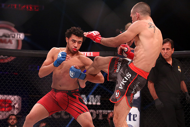 Võ sĩ gãy tay kinh hoàng sau khi phải nhận cú đòn bất ngờ, sợ hãi đến mức thủ phạm gây ra cũng suy sụp, đổ gục xuống sàn cầu nguyện-3