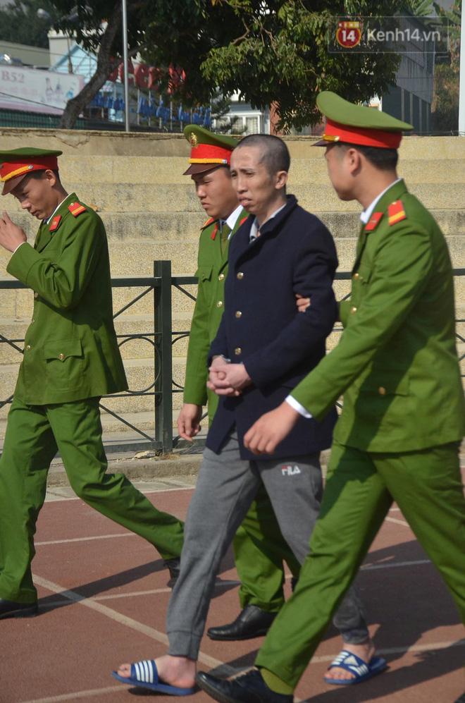 Xét xử vụ nữ sinh giao gà bị sát hại: Bùi Thị Kim Thu run lẩy bẩy đứng trước vành móng ngựa, liên tục kêu oan-6