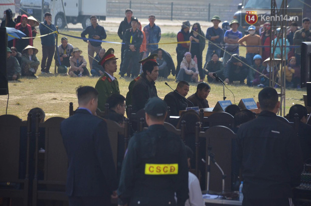 Xét xử vụ nữ sinh giao gà bị sát hại: Bùi Thị Kim Thu run lẩy bẩy đứng trước vành móng ngựa, liên tục kêu oan-3