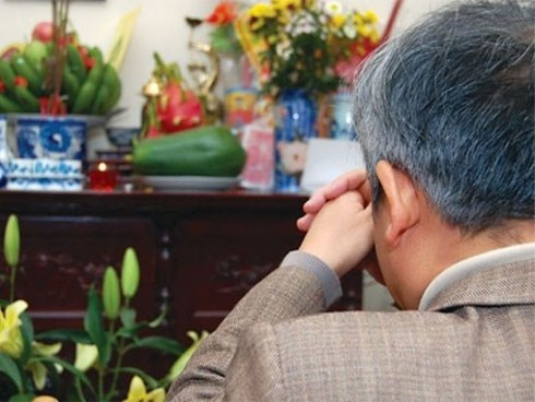 Bài văn khấn cúng thổ công và gia tiên mùng 1 hàng tháng chuẩn theo truyền thống