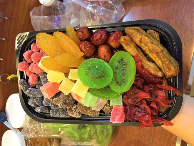 Mua cả tạ mứt trái cây xanh đỏ, chia nhỏ bán theo lạng kiếm lời hàng chục triệu-1