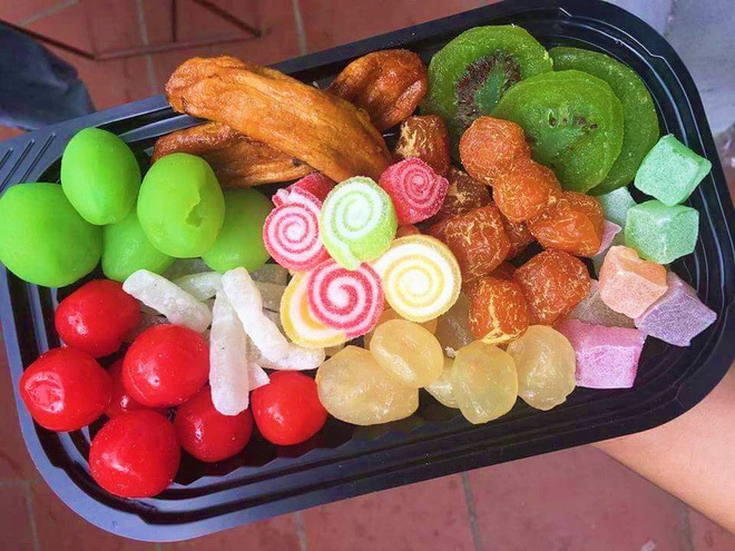 Mua cả tạ mứt trái cây xanh đỏ, chia nhỏ bán theo lạng kiếm lời hàng chục triệu-2