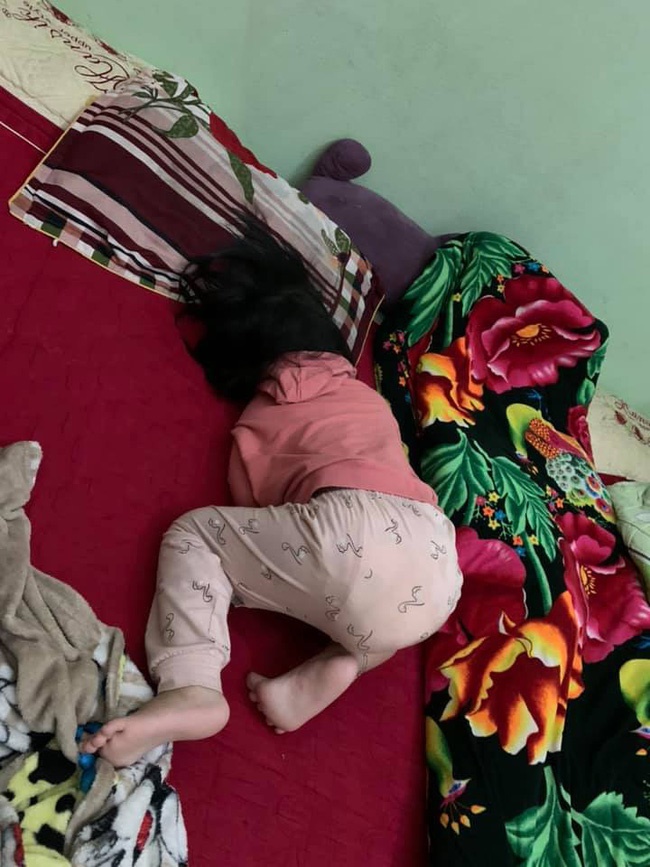 Trời lạnh mà sáng nào cũng bị bố mẹ gọi dậy đi học, cô bé mầm non có hành động phản kháng quyết liệt khiến dân tình cười nắc nẻ-2