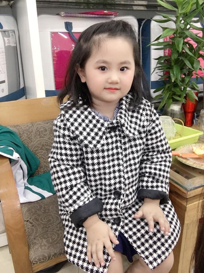 Trời lạnh mà sáng nào cũng bị bố mẹ gọi dậy đi học, cô bé mầm non có hành động phản kháng quyết liệt khiến dân tình cười nắc nẻ-3