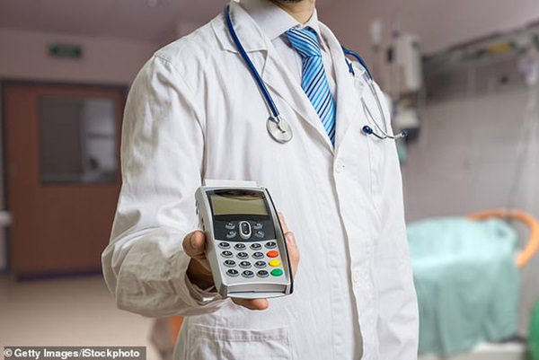 Đang hôn mê thì bác sĩ gọi dậy bắt trả gần 200 triệu để phẫu thuật tiếp, bệnh nhân vừa mếu máo vừa... quẹt thẻ thanh toán-2