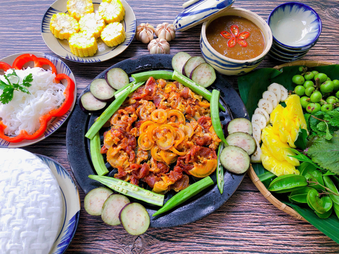 Bữa trưa thơm phức với thịt lợn rừng nướng chấm mắm nêm-1