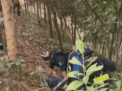 Huy động nhiều Cảnh sát, xe chữa cháy đến khống chế thanh niên nghi ngáo đá cố thủ đòi đốt nhà-6