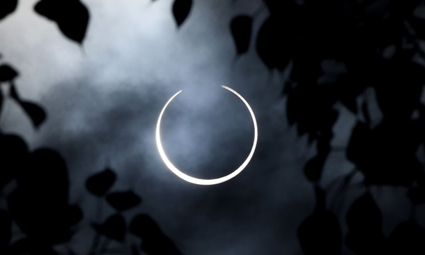 Cảnh nhật thực vòng tròn lửa đi qua châu Á-2