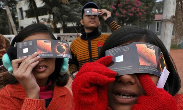 Cảnh nhật thực vòng tròn lửa đi qua châu Á-3