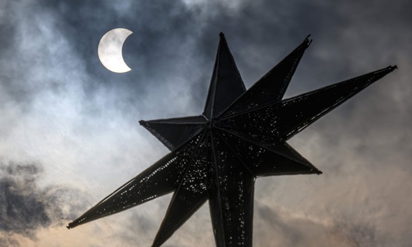 Cảnh nhật thực vòng tròn lửa đi qua châu Á-4