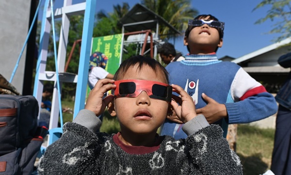 Cảnh nhật thực vòng tròn lửa đi qua châu Á-5