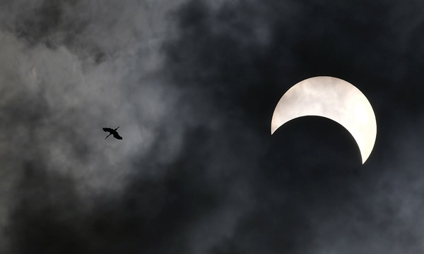 Cảnh nhật thực vòng tròn lửa đi qua châu Á-8