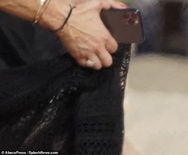 Người tình tỷ phú Amazon lại đốt mắt thiên hạ khi khoe vòng 1 táo bạo nhưng vẫn lộ chi tiết kém sang dù phủ đầy hàng hiệu-3